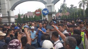 Massa Tuntut Netralitas ASN "Pj Bupati OKU Diminta ANGKAT KAKI !!"